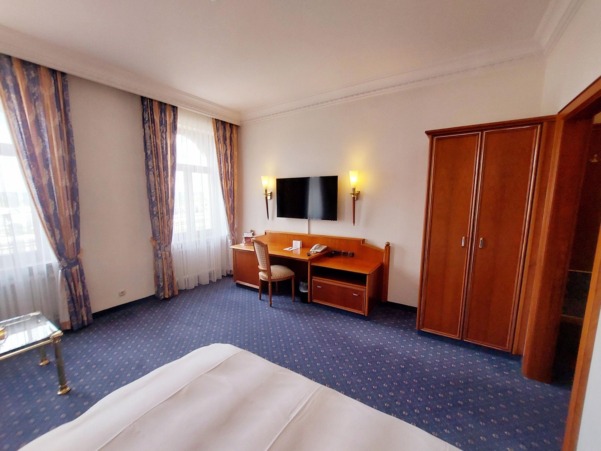 Hotel Bayerischer Hof Дрезден Екстериор снимка