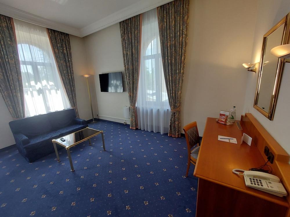 Hotel Bayerischer Hof Дрезден Екстериор снимка
