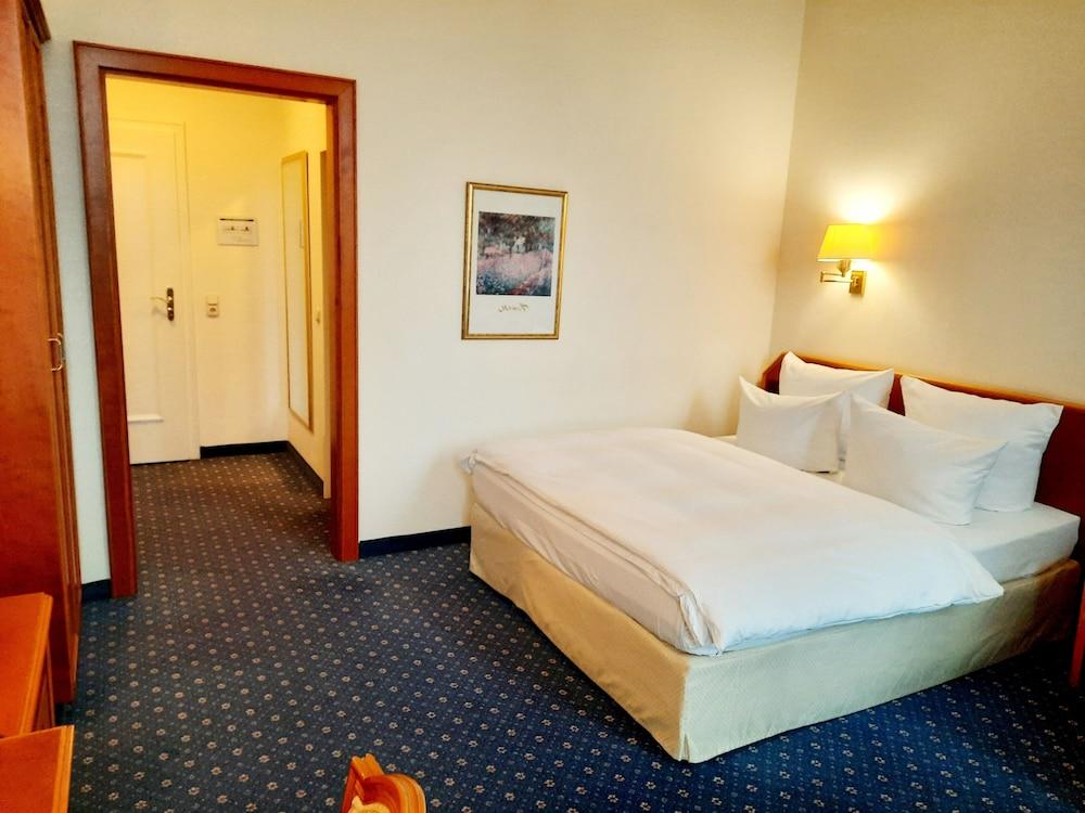 Hotel Bayerischer Hof Дрезден Екстериор снимка