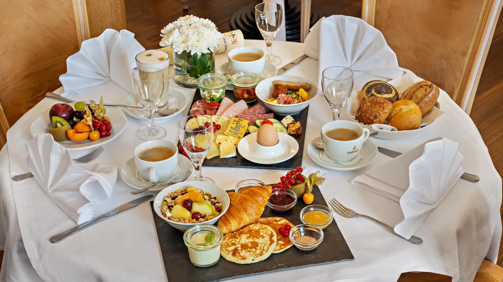 Hotel Bayerischer Hof Дрезден Екстериор снимка
